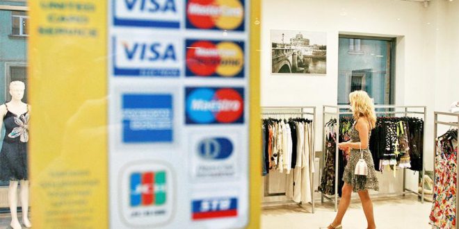 Россияне переходят на безналичные операции